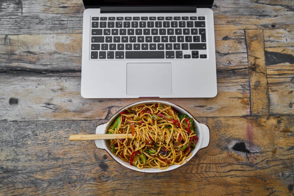 Jedzenie w pracy – nawyki obniżające produktywność