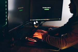 monitor w ciemnym pokoju, system zabezpieczony hasłem