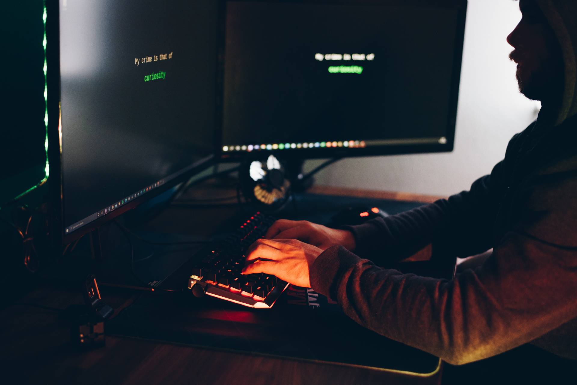 monitor w ciemnym pokoju, system zabezpieczony hasłem