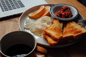 Jedzenie w pracy – nawyki obniżające produktywność